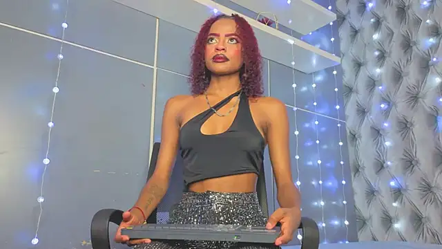 Snapshot of Hilary-banks chatting on November 30, 7:01 am Hilary-banks online show from November 30, 7:01 am