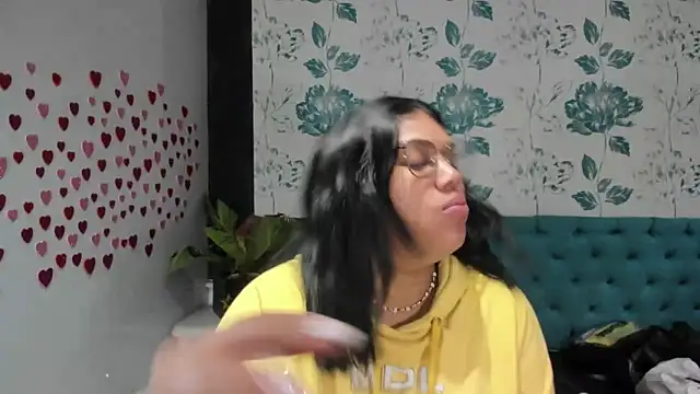 Snapshot of LindaBreeS chatting on February 4, 1:27 pm LindaBreeS online show from February 4, 1:27 pm