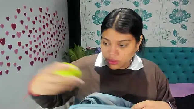 Snapshot of LindaBreeS chatting on February 7, 1:43 pm LindaBreeS online show from February 7, 1:43 pm