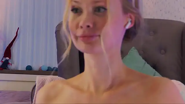 laracroftt1 online show from March 17, 11:54 pm