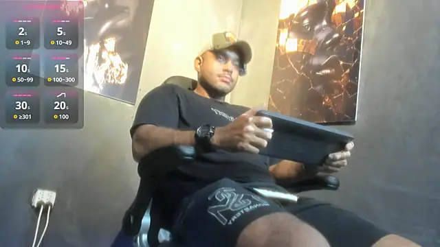 Snapshot of Big_furry_bear13 chatting on October 6, 10:12 am Big furry bear13 online show from October 6, 10:12 am