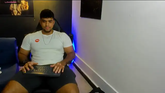 Snapshot of Big_furry_bear13 chatting on November 26, 8:04 am Big furry bear13 online show from November 26, 8:04 am