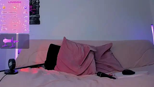 Snapshot of ImBlackEyes chatting on November 8, 10:30 pm ImBlackEyes online show from November 8, 10:30 pm