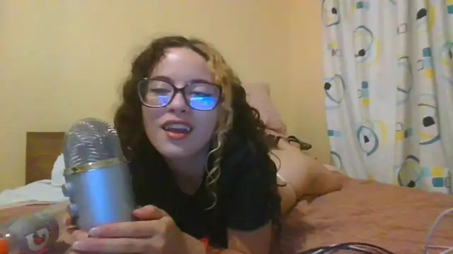 Snapshot of frikigyal chatting on February 17, 2:42 am frikigyal online show from February 17, 2:42 am