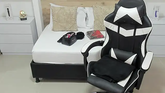 candy summer28 online show from October 13, 7:25 pm