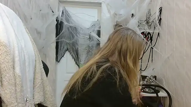 Snapshot of ElenaMaeer chatting on October 31, 9:10 am ElenaMaeer online show from October 31, 9:10 am