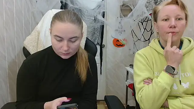 Snapshot of ElenaMaeer chatting on November 1, 9:11 am ElenaMaeer online show from November 1, 9:11 am