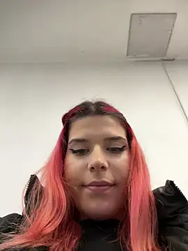 Snapshot of RiriRoseey chatting on March 4, 8:13 am RiriRoseey online show from March 4, 8:13 am