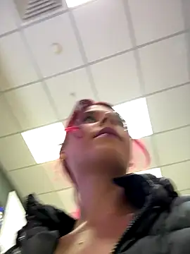 Snapshot of RiriRoseey chatting on November 8, 9:09 am RiriRoseey online show from November 8, 9:09 am