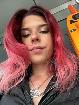 Snapshot of RiriRoseey chatting on November 17, 8:31 am RiriRoseey online show from November 17, 8:31 am