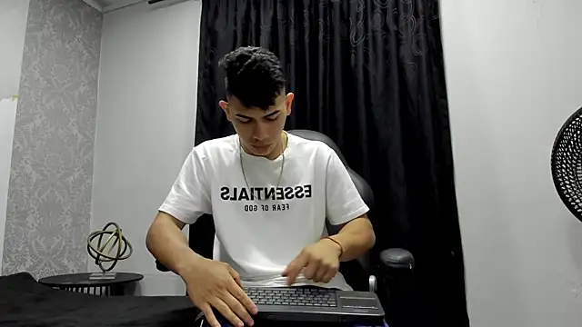 andrew rose  online show from December 25, 3:49 pm