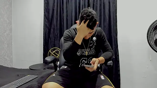 andrew rose  online show from December 26, 3:42 pm