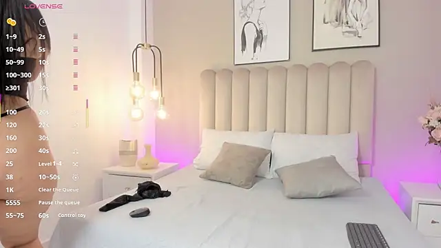 Snapshot of LindaRey_ chatting on February 20, 2:18 am LindaRey online show from February 20, 2:18 am