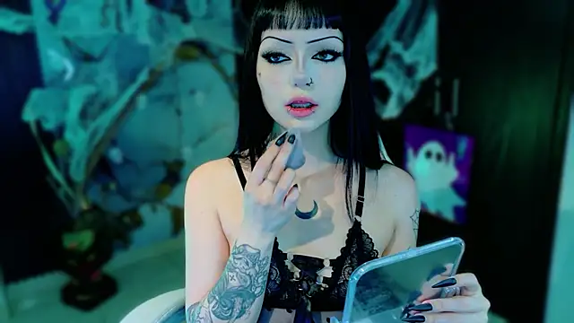 Madison Jackson online show from October 27, 9:30 pm