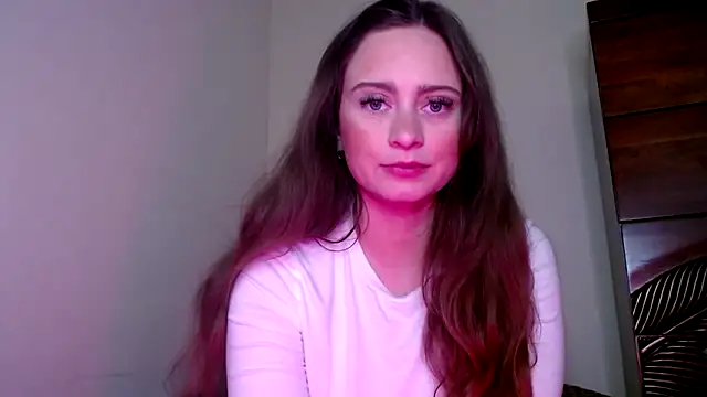 Snapshot of Sophie_Raegan chatting on December 18, 12:21 am Sophie Raegan online show from December 18, 12:21 am