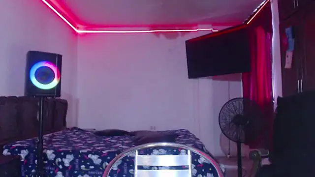 Snapshot of aliceesmith chatting on January 18, 1:29 pm aliceesmith online show from January 18, 1:29 pm