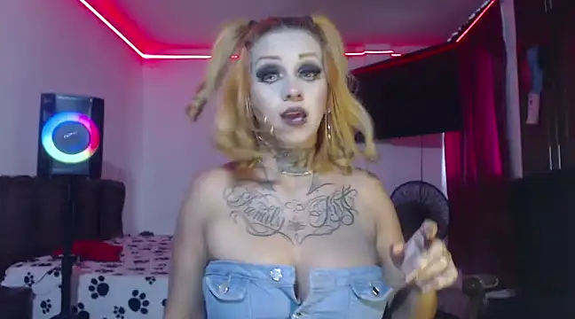 Snapshot of aliceesmith chatting on January 25, 1:19 pm aliceesmith online show from January 25, 1:19 pm