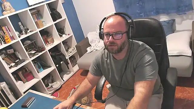 ravingr4d4 online show from September 29, 9:41 pm