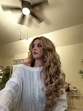 Snapshot of RoxxyDallas chatting on December 6, 11:25 pm RoxxyDallas online show from December 6, 11:25 pm