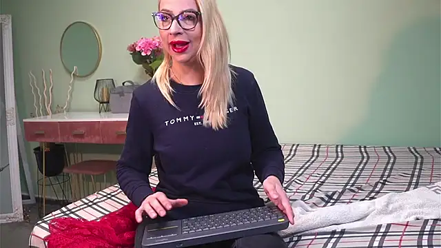 CelineConner online show from January 17, 8:13 am