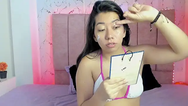 Snapshot of sexylaurita chatting on October 23, 1:32 pm sexylaurita online show from October 23, 1:32 pm