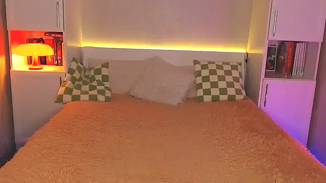 Leaaaaaaaaa online show from February 3, 5:35 pm