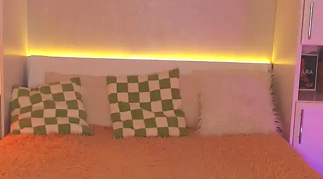 Leaaaaaaaaa online show from February 13, 5:33 pm