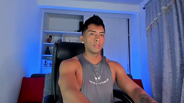 Snapshot of Couple_muscle1 chatting on December 4, 2:59 pm Couple muscle1 online show from December 4, 2:59 pm