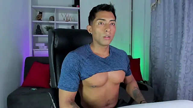 Snapshot of Couple_muscle1 chatting on December 16, 11:39 pm Couple muscle1 online show from December 16, 11:39 pm