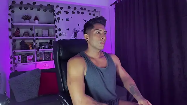 Snapshot of Couple_muscle1 chatting on December 27, 8:50 pm Couple muscle1 online show from December 27, 8:50 pm