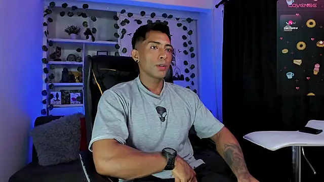 Snapshot of Couple_muscle1 chatting on December 30, 11:49 pm Couple muscle1 online show from December 30, 11:49 pm