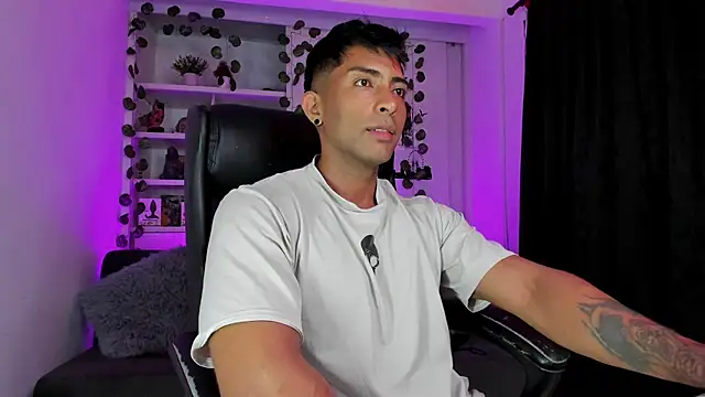 Snapshot of Couple_muscle1 chatting on January 1, 7:09 am Couple muscle1 online show from January 1, 7:09 am