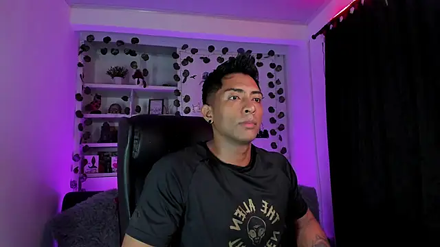 Snapshot of Couple_muscle1 chatting on January 4, 9:20 pm Couple muscle1 online show from January 4, 9:20 pm