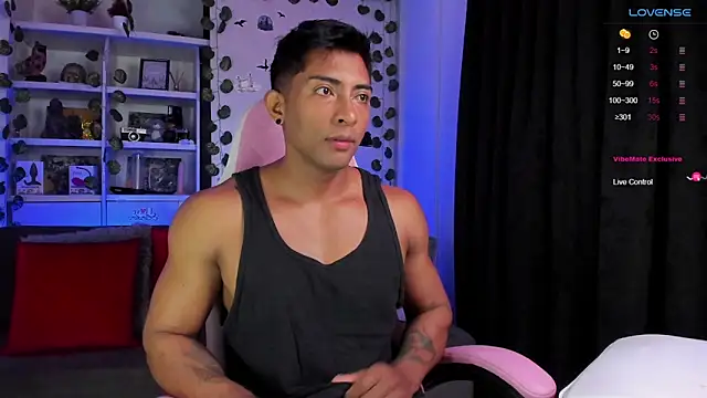 Snapshot of Couple_muscle1 chatting on January 13, 1:06 pm Couple muscle1 online show from January 13, 1:06 pm