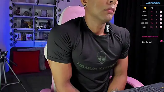 Snapshot of Couple_muscle1 chatting on January 15, 1:41 pm Couple muscle1 online show from January 15, 1:41 pm