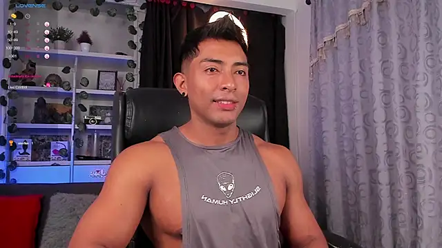 Snapshot of Couple_muscle1 chatting on February 17, 1:53 pm Couple muscle1 online show from February 17, 1:53 pm