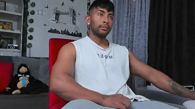 Snapshot of Couple_muscle1 chatting on October 6, 7:00 pm Couple muscle1 online show from October 6, 7:00 pm