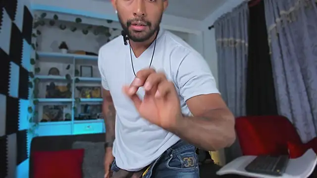 Snapshot of Couple_muscle1 chatting on December 1, 1:43 am Couple muscle1 online show from December 1, 1:43 am