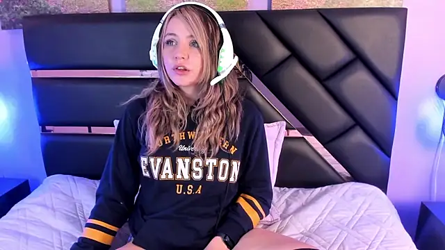 Snapshot of Annie_mone chatting on December 17, 8:21 pm Annie mone online show from December 17, 8:21 pm