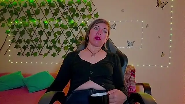 Lady breaks hearts online show from November 12, 10:37 am