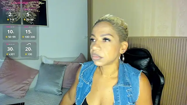 Snapshot of summer_night_ chatting on October 13, 1:22 pm summer night online show from October 13, 1:22 pm