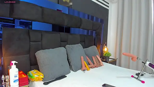 CahitlinBell online show from December 11, 9:01 pm