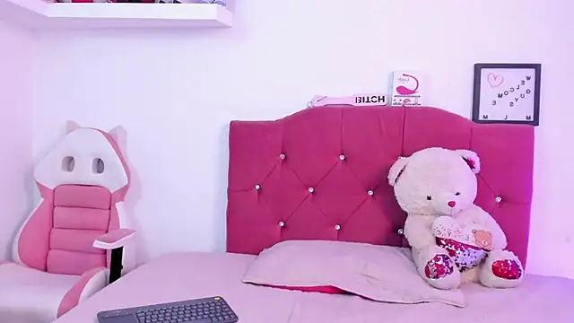 Snapshot of LucianaTomson chatting on January 24, 12:20 am LucianaTomson online show from January 24, 12:20 am