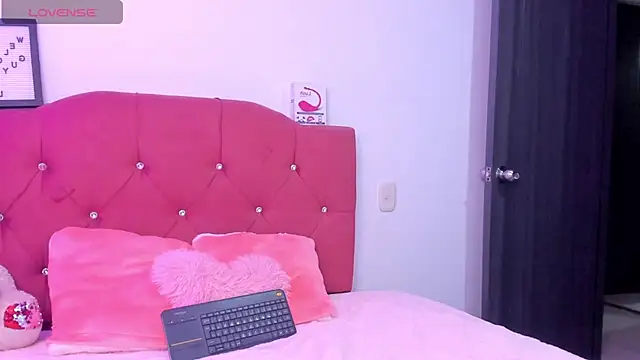 Snapshot of LucianaTomson chatting on November 22, 9:03 pm LucianaTomson online show from November 22, 9:03 pm