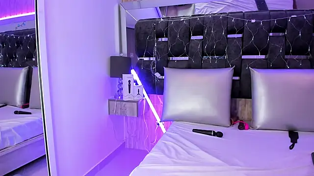 Charlotte Myers online show from February 3, 2:45 pm