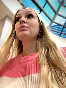 Snapshot of Teya_moon_ chatting on December 3, 1:43 pm Teya moon online show from December 3, 1:43 pm