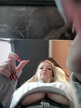 Snapshot of Teya_moon_ chatting on December 17, 10:34 am Teya moon online show from December 17, 10:34 am