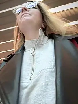 Snapshot of Teya_moon_ chatting on December 27, 10:12 am Teya moon online show from December 27, 10:12 am