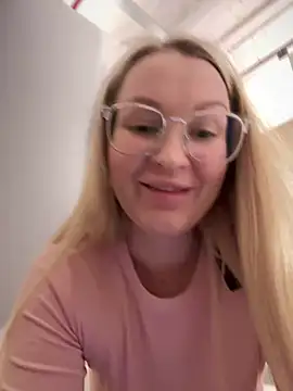 Snapshot of Teya_moon_ chatting on February 4, 11:27 am Teya moon online show from February 4, 11:27 am