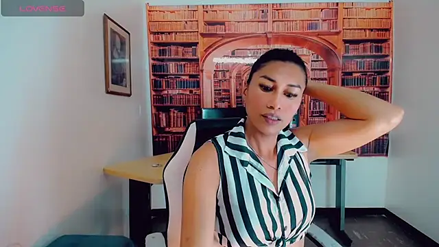 khiara moretti online show from December 27, 7:35 pm